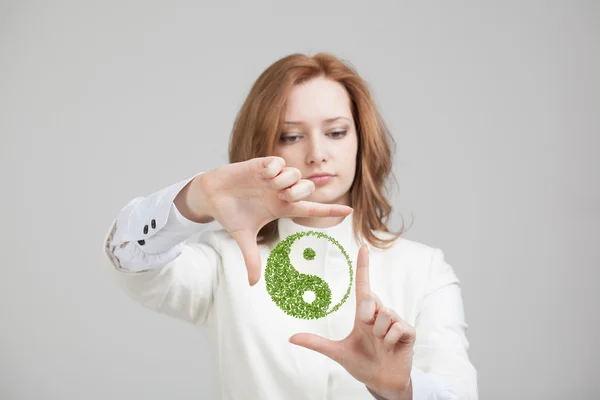 Fiatal nő gazdaság ying yang szimbólum — Stock Fotó