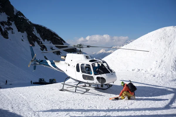 Witte rescue helikopter geparkeerd in de bergen — Stockfoto