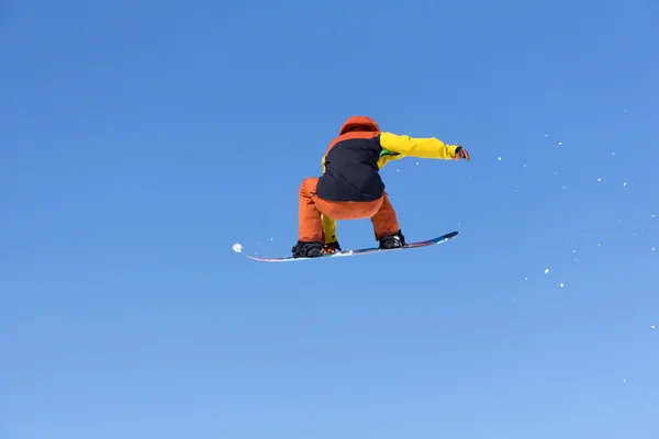 Lumilautailija hyppää Lumipuistossa — kuvapankkivalokuva