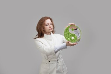 Ying yang sembolü tutan genç kadın