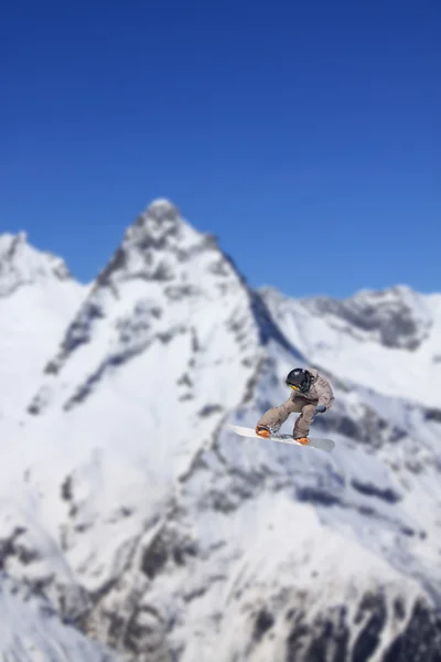 Snowboarder volante sulle montagne — Foto Stock