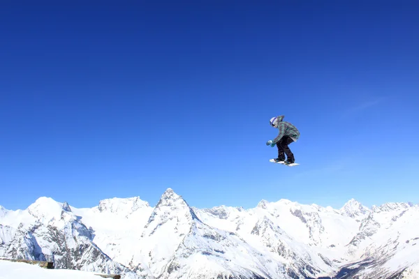 Létající snowboardista na horách — Stock fotografie