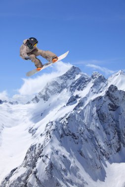 dağlar üzerinde uçan snowboarder