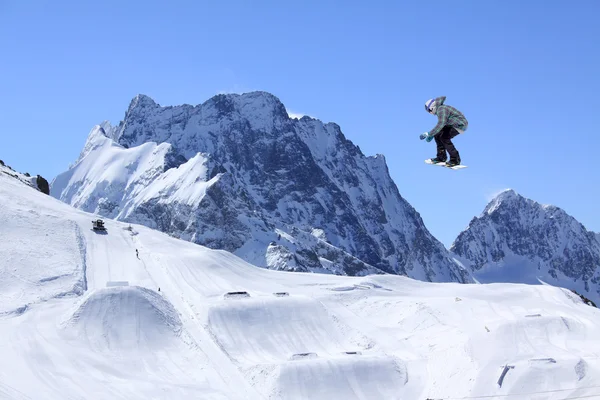 Snowboarder voador em montanhas — Fotografia de Stock