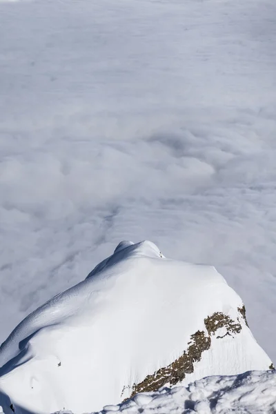 Вид на горы, над облаками — стоковое фото