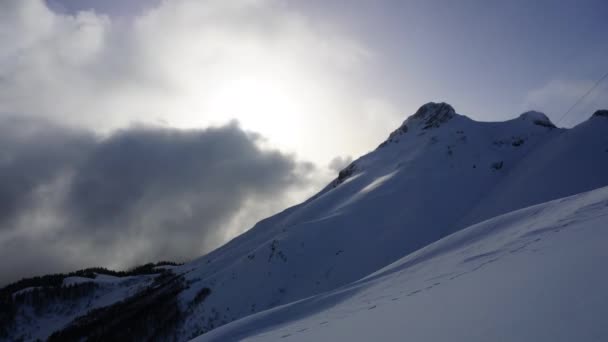 Засніжені гори, хмари Timelapse. Кавказ — стокове відео