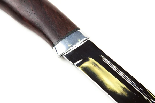 Nóż myśliwski z drewnianą rączką, na białym tle — Zdjęcie stockowe