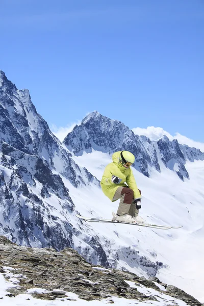 Sciatore volante in montagna — Foto Stock