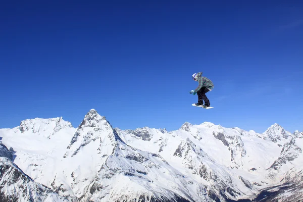 Snowboarder volante sulle montagne — Foto Stock