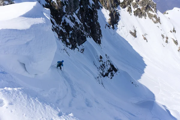 Sciatore in polvere profonda, freeride estremo — Foto Stock