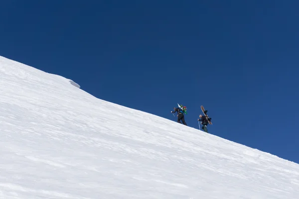 Snowboardziści chodzenie pod górę na freeride — Zdjęcie stockowe