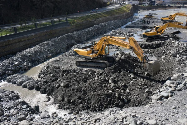 Grava excavada en la corriente principal del río —  Fotos de Stock