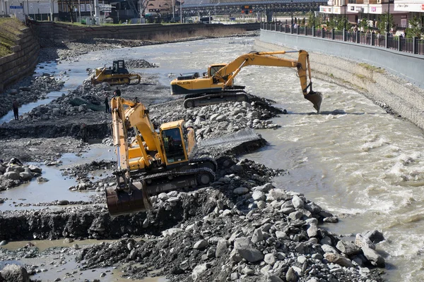 Kiesabbau im Mainstream des Flusses — Stockfoto