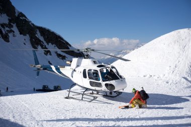 Dağlarda beyaz kurtarma helikopteri Park