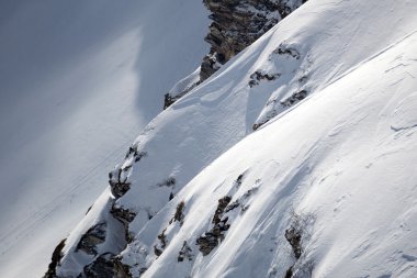 karlı dağ yamacı.