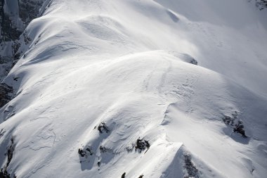 karlı dağ yamacı.