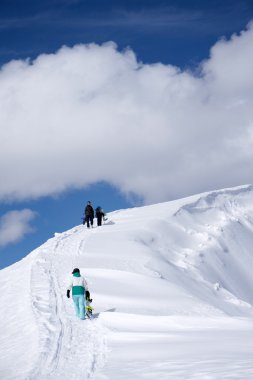 Yokuş yukarı freeride için yürüyüş snowboard