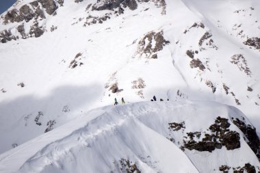 Yokuş yukarı freeride için yürüyüş snowboard