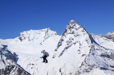 dağlar üzerinde uçan snowboarder