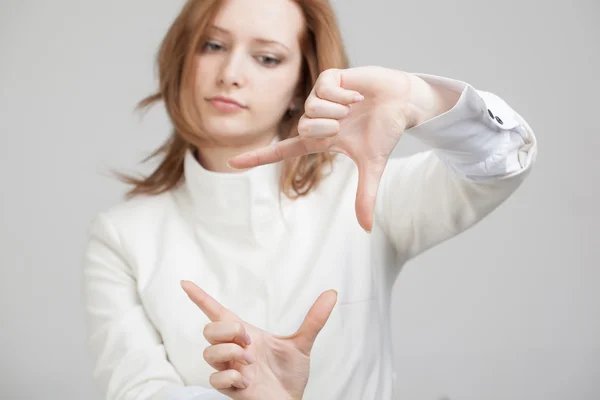 Chica joven trabajando con pantalla virtual — Foto de Stock