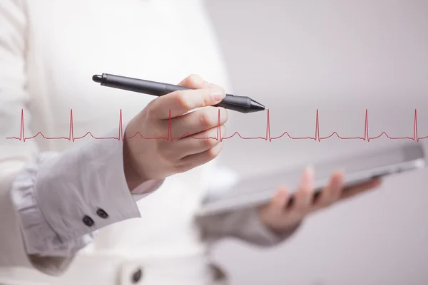 Doktor kvinna ritning elektrokardiogram — Stockfoto