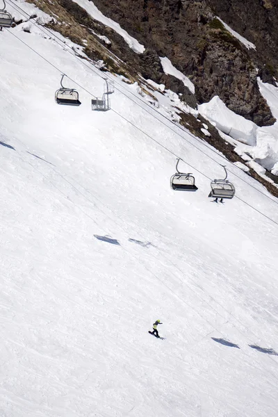 Chairlift üzerine bir kayak merkezi — Stok fotoğraf