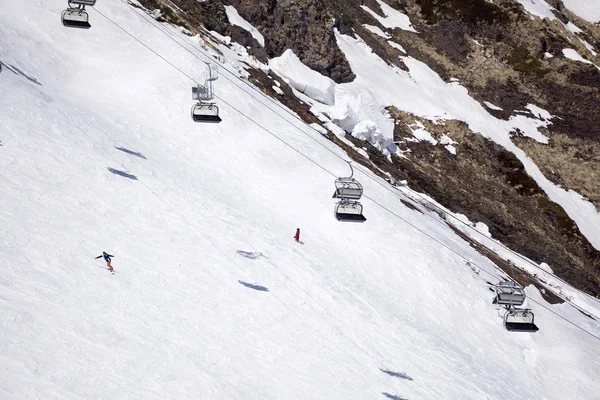 Stoeltjeslift op een ski-oord — Stockfoto