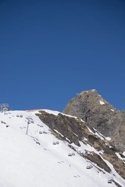 Sedačková lanovka v lyžařském středisku — Stock fotografie