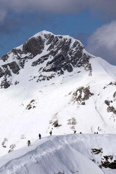 Snowboarder gehen für Freeride bergauf — Stockfoto