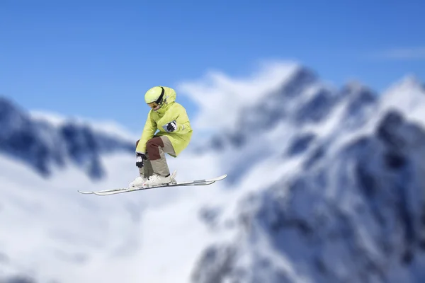 山のスキーヤーを飛んでください。 — ストック写真