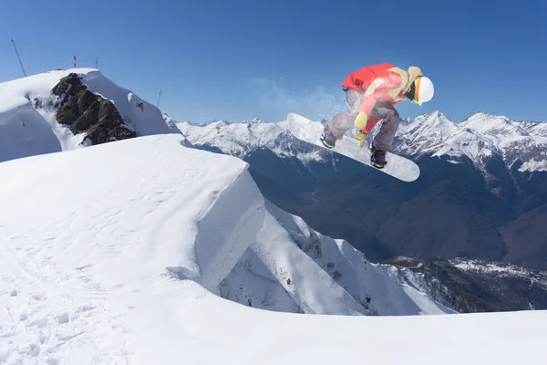 Snowboarder volant sur les montagnes — Photo