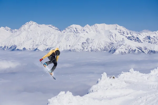 山のスノーボーダーを飛んでください。 — ストック写真