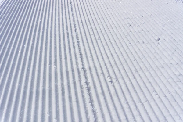 Piste di neve fresca su una pista da sci — Foto Stock