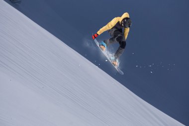 dağlar üzerinde uçan snowboarder