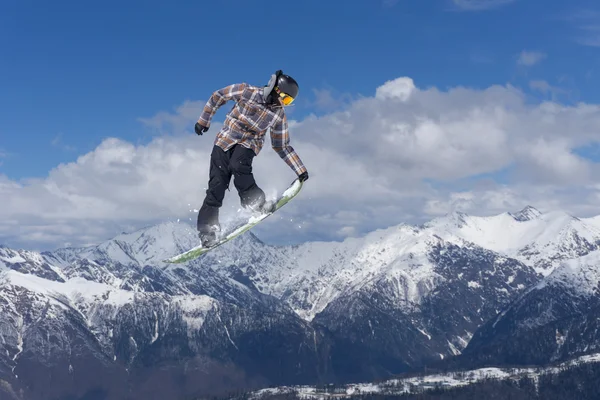 Repülő snowboardos a hegyekben — Stock Fotó