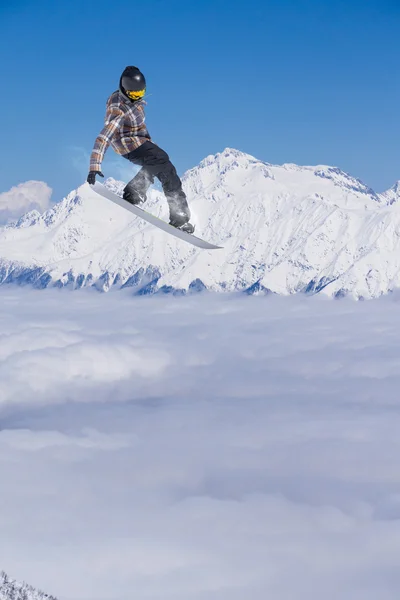 Flygande snowboardåkare på berg — Stockfoto