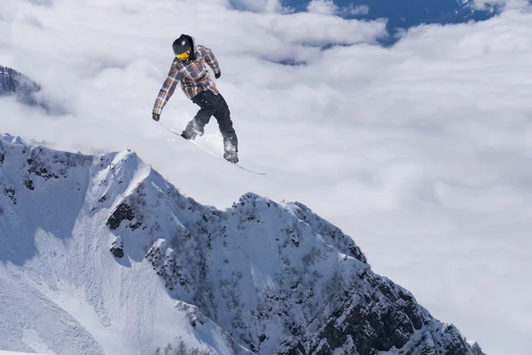 Repülő snowboardos a hegyekben — Stock Fotó