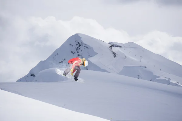 Snowboarder voador em montanhas — Fotografia de Stock