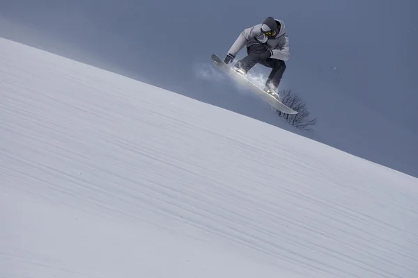 Dağlar üzerinde uçan snowboarder — Stok fotoğraf