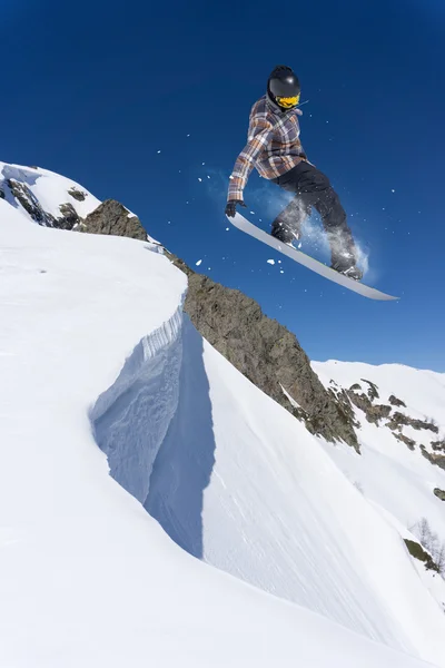 Flying snowboarder on mountains — Stock Photo, Image