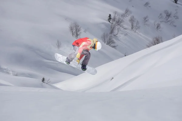 Snowboarder voador em montanhas — Fotografia de Stock