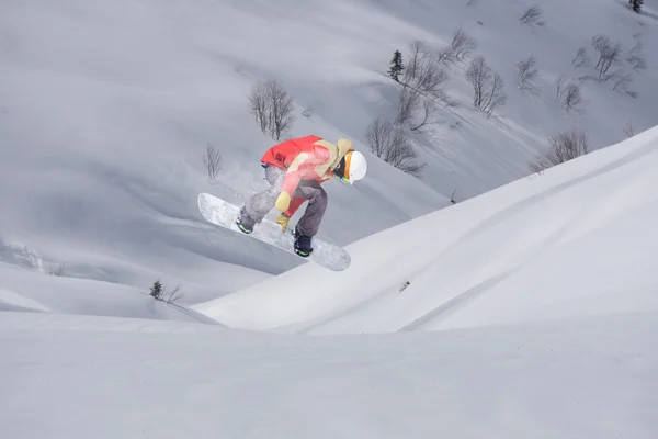 Snowboarder volant sur les montagnes — Photo