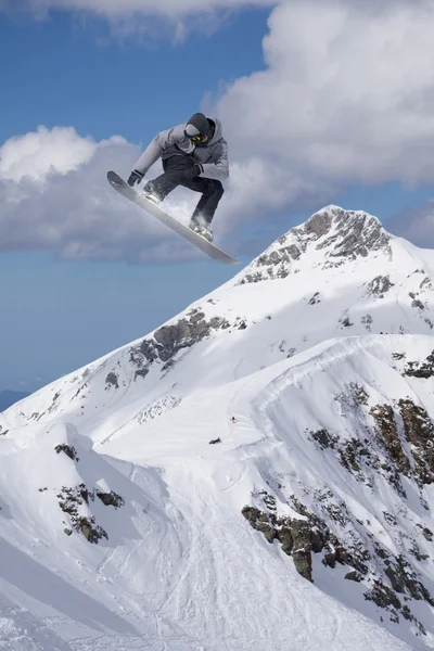 在山上飞滑雪板 — 图库照片