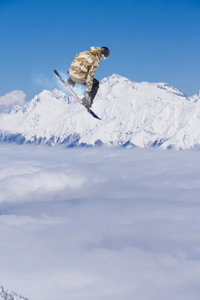 Snowboarder volante sulle montagne — Foto Stock