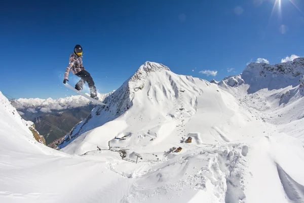 Snowboarder voador em montanhas — Fotografia de Stock