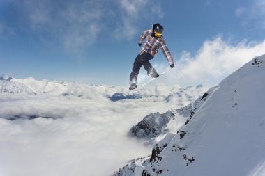 dağlar üzerinde uçan snowboarder