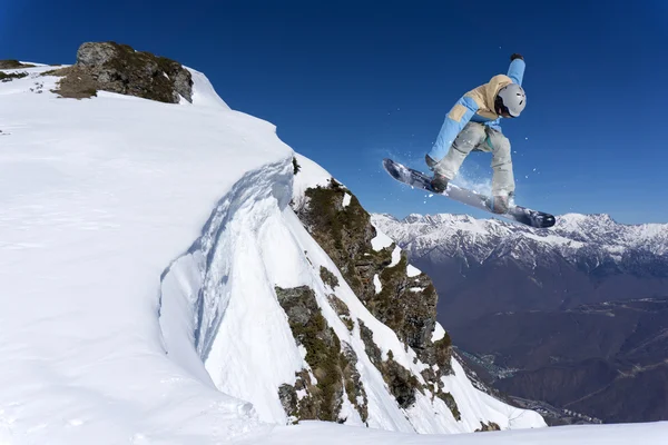 Flygande snowboardåkare på berg — Stockfoto