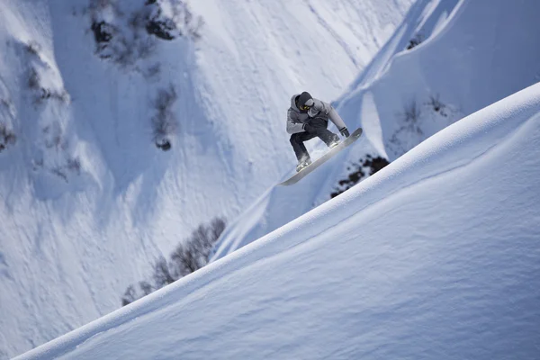 Που φέρουν snowboarder στα βουνά — Φωτογραφία Αρχείου