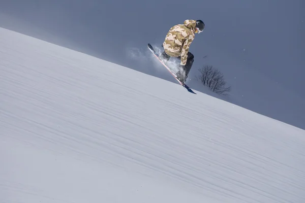 Snowboarder voador em montanhas — Fotografia de Stock