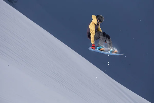 Flygande snowboardåkare på berg — Stockfoto